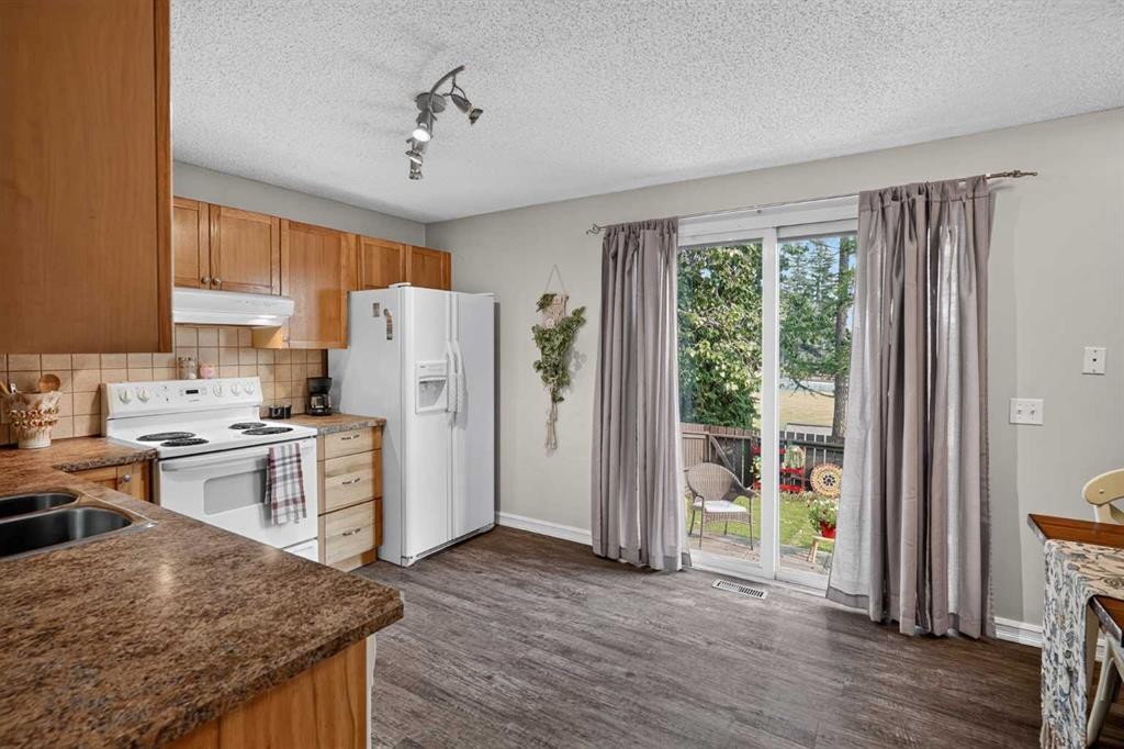45-380 Bermuda Drive Nw, Calgary, AB - Indoor Photo Showing Kitchen With Double Sink