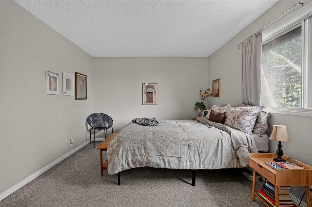 45-380 Bermuda Drive Nw, Calgary, AB - Indoor Photo Showing Bedroom
