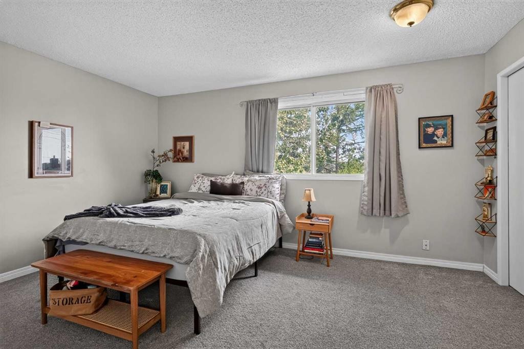 45-380 Bermuda Drive Nw, Calgary, AB - Indoor Photo Showing Bedroom