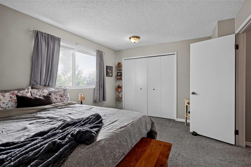 45-380 Bermuda Drive Nw, Calgary, AB - Indoor Photo Showing Bedroom