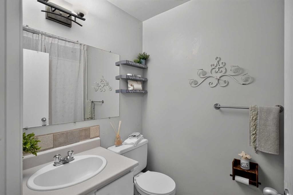45-380 Bermuda Drive Nw, Calgary, AB - Indoor Photo Showing Bathroom