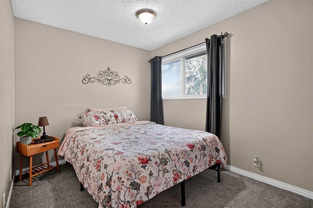 45-380 Bermuda Drive Nw, Calgary, AB - Indoor Photo Showing Bedroom