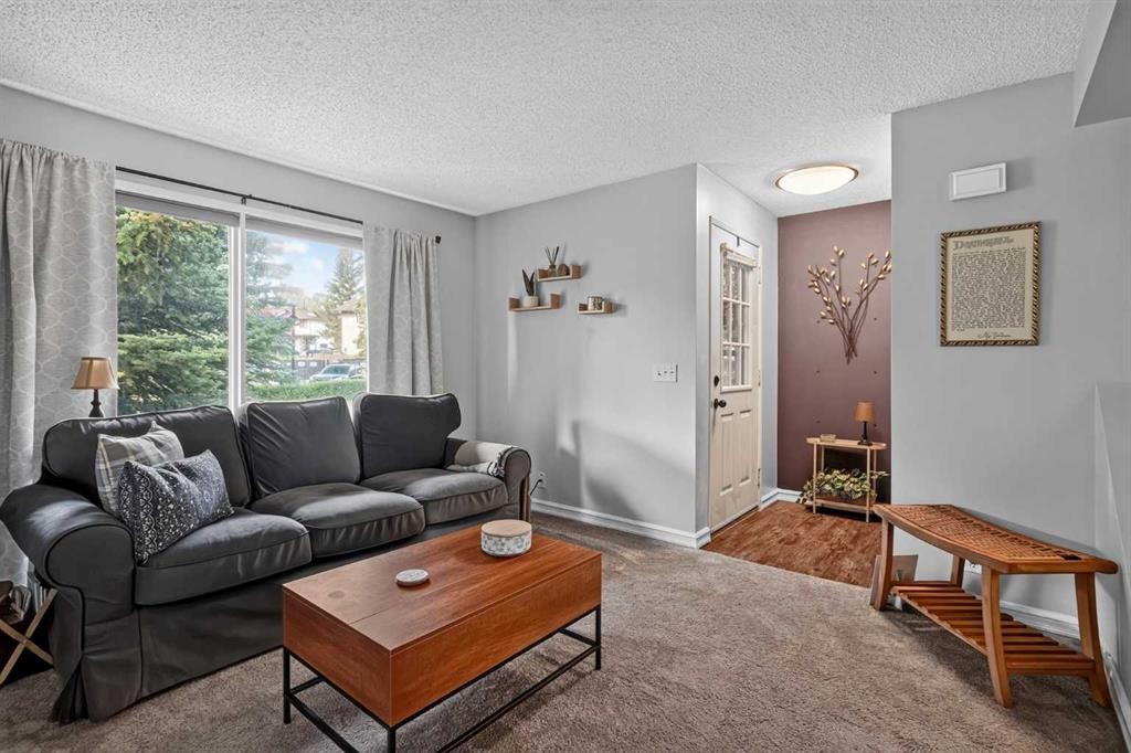 45-380 Bermuda Drive Nw, Calgary, AB - Indoor Photo Showing Living Room