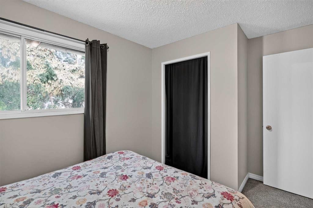 45-380 Bermuda Drive Nw, Calgary, AB - Indoor Photo Showing Bedroom