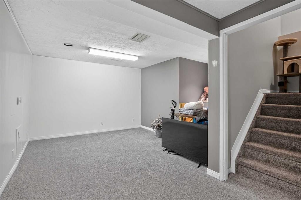45-380 Bermuda Drive Nw, Calgary, AB - Indoor Photo Showing Other Room