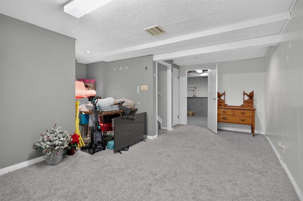 45-380 Bermuda Drive Nw, Calgary, AB - Indoor Photo Showing Other Room