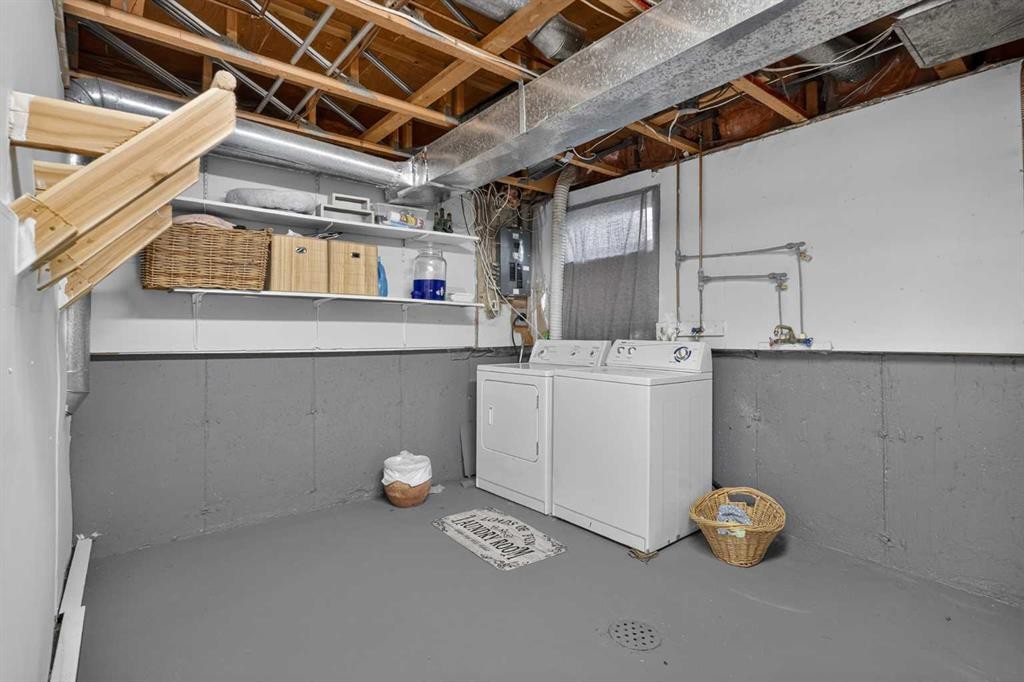 45-380 Bermuda Drive Nw, Calgary, AB - Indoor Photo Showing Laundry Room