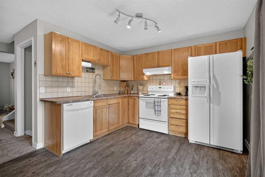 45-380 Bermuda Drive Nw, Calgary, AB - Indoor Photo Showing Kitchen