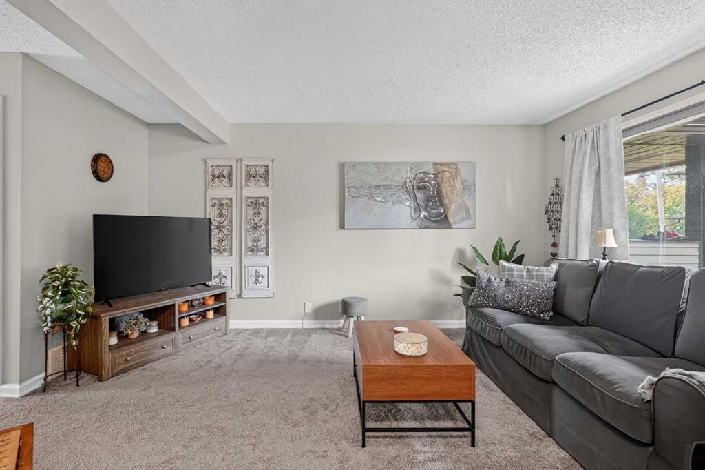 45-380 Bermuda Drive Nw, Calgary, AB - Indoor Photo Showing Living Room