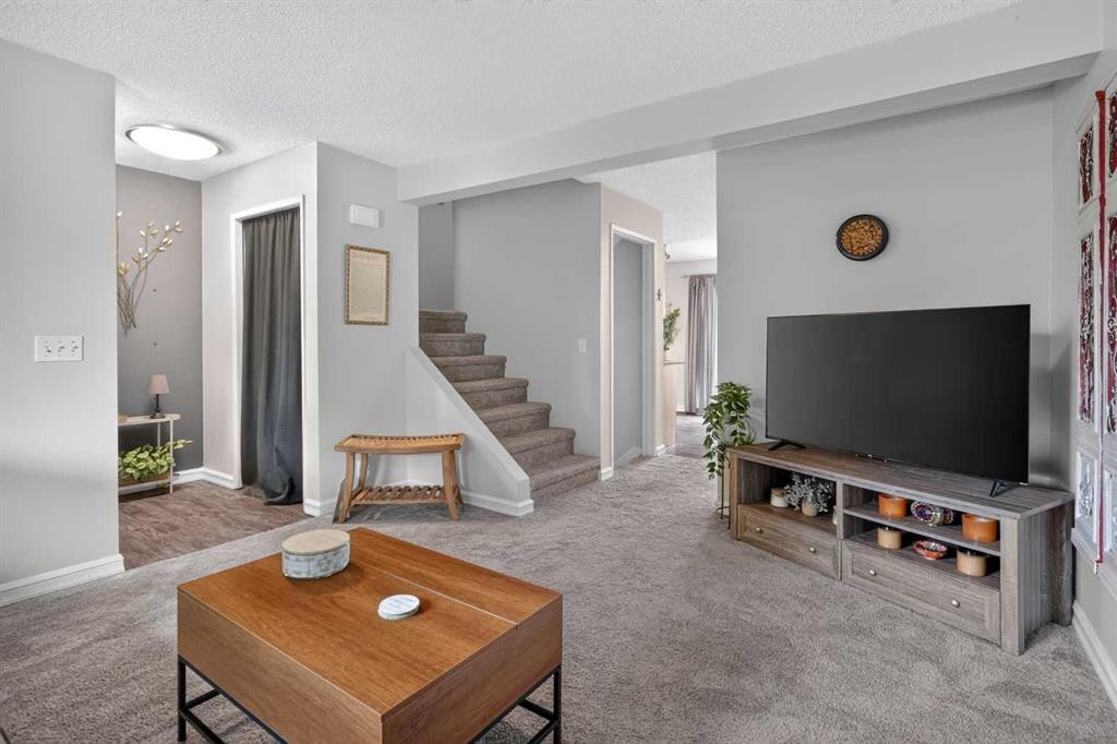 45-380 Bermuda Drive Nw, Calgary, AB - Indoor Photo Showing Living Room