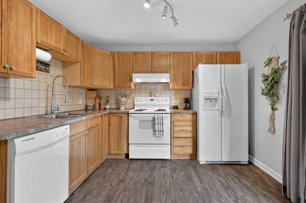 45-380 Bermuda Drive Nw, Calgary, AB - Indoor Photo Showing Kitchen With Double Sink