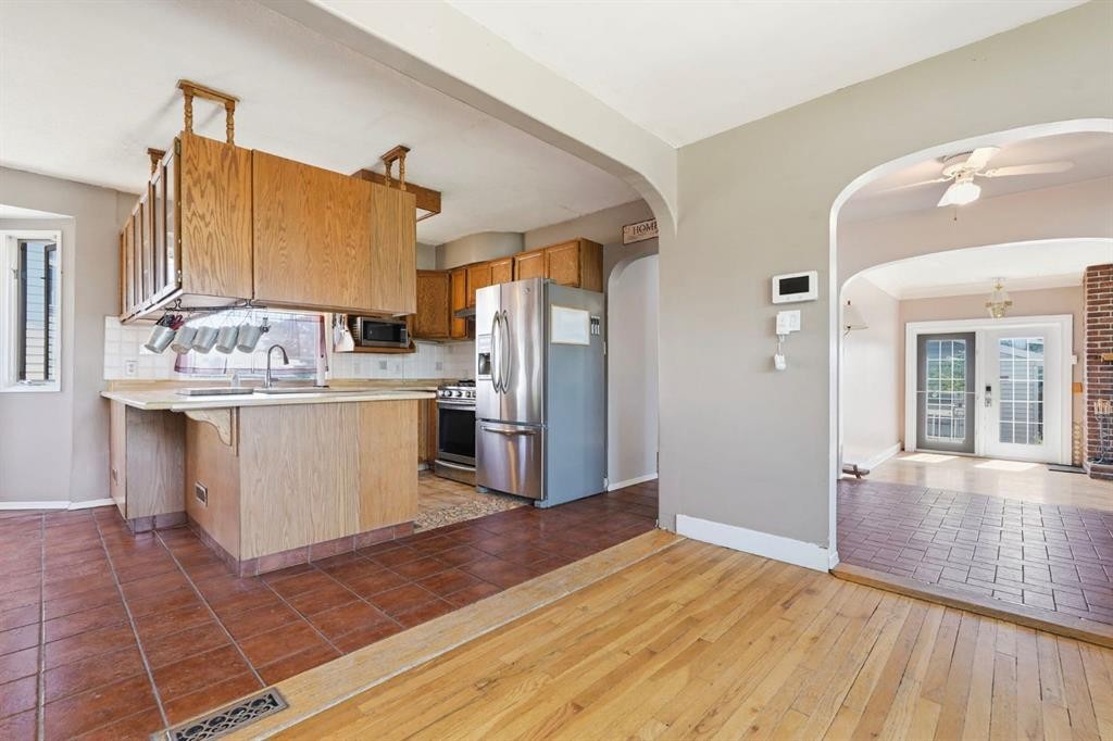 2037 18 Avenue, Didsbury, AB - Indoor Photo Showing Kitchen