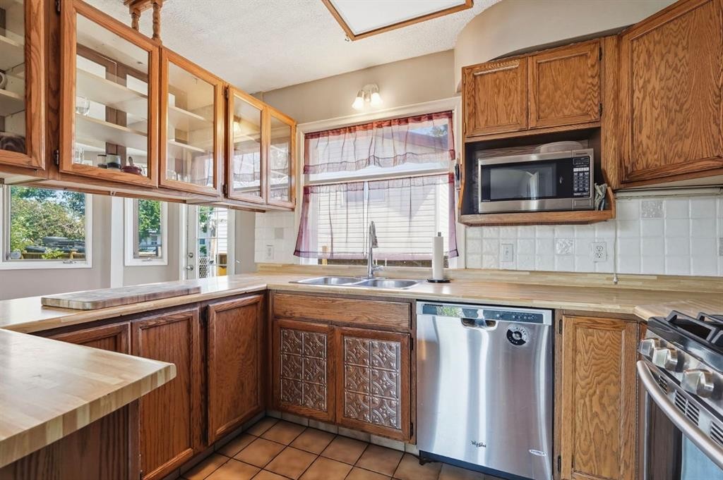 2037 18 Avenue, Didsbury, AB - Indoor Photo Showing Kitchen With Double Sink