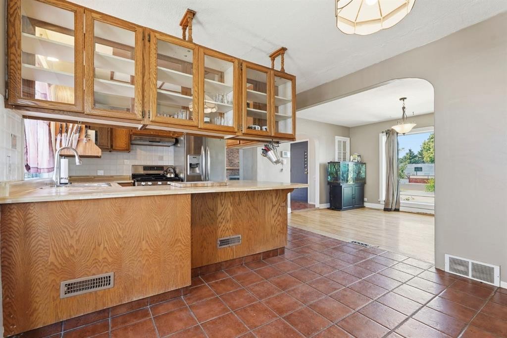 2037 18 Avenue, Didsbury, AB - Indoor Photo Showing Kitchen