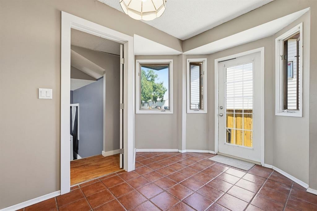 2037 18 Avenue, Didsbury, AB - Indoor Photo Showing Other Room