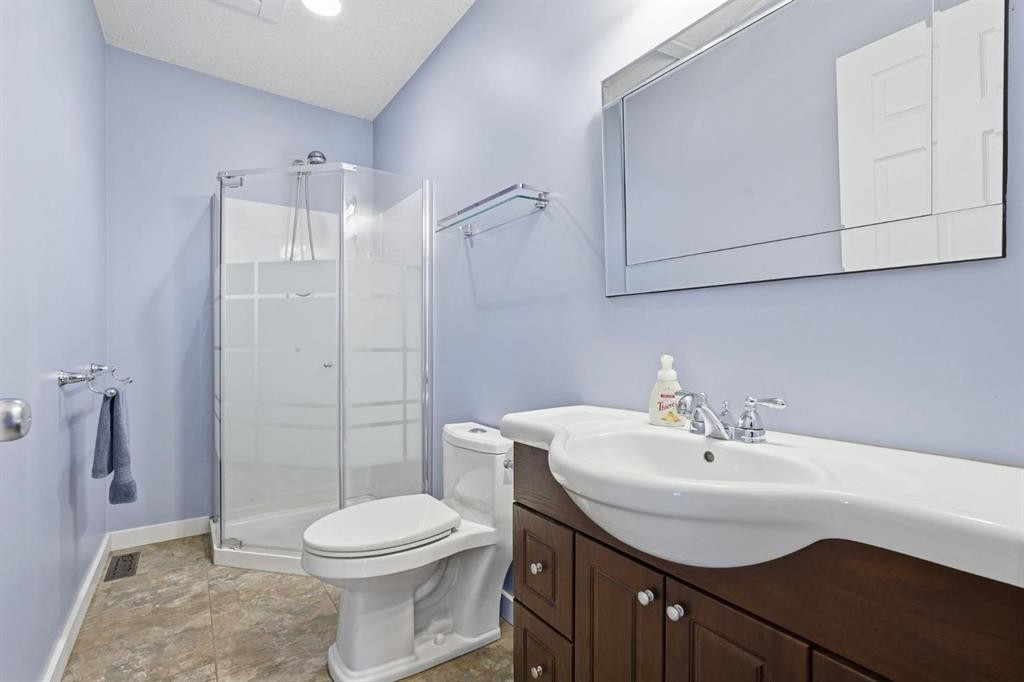 2037 18 Avenue, Didsbury, AB - Indoor Photo Showing Bathroom