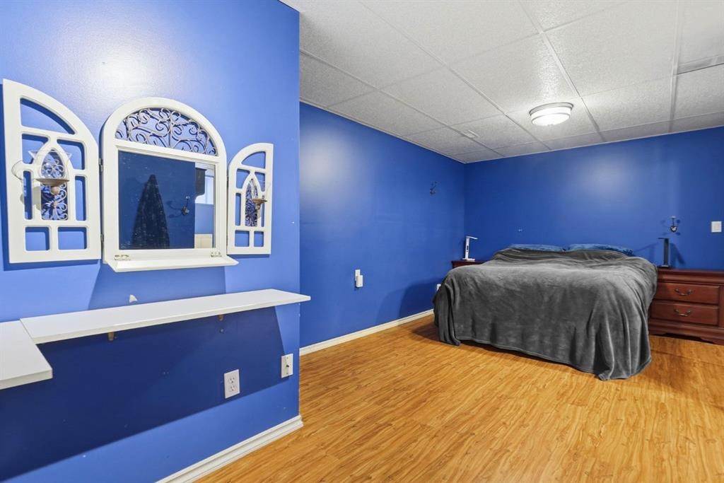 2037 18 Avenue, Didsbury, AB - Indoor Photo Showing Bedroom