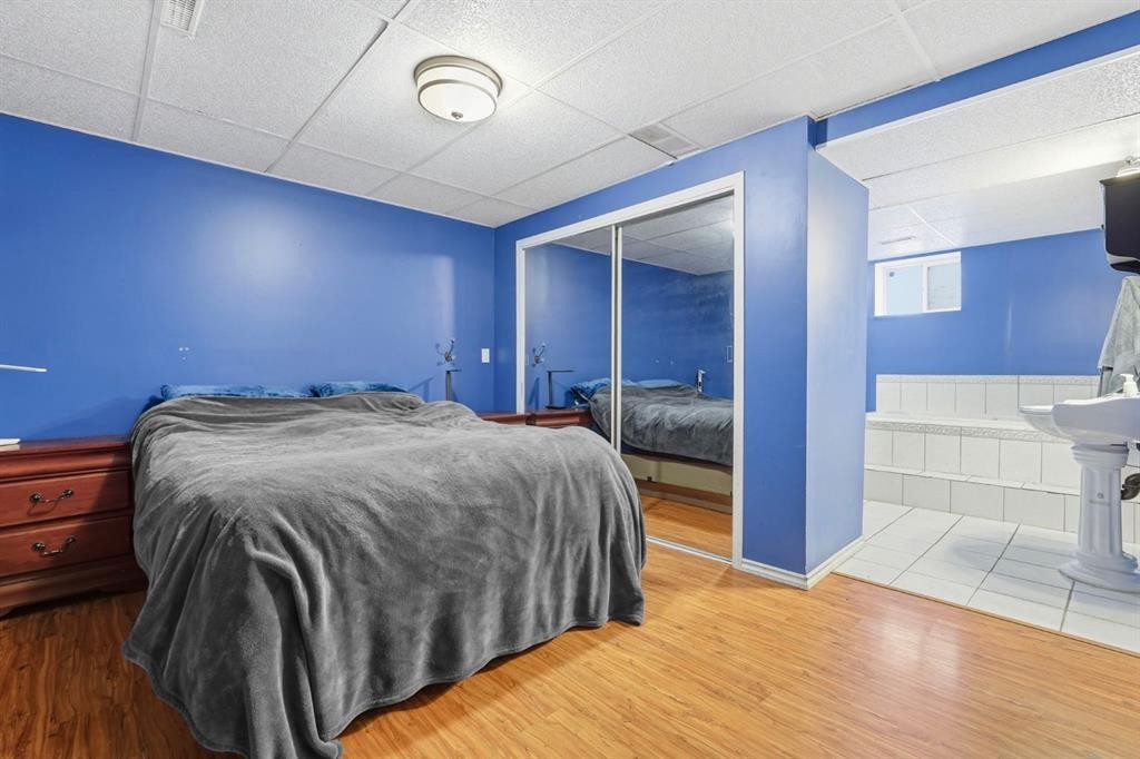 2037 18 Avenue, Didsbury, AB - Indoor Photo Showing Bedroom