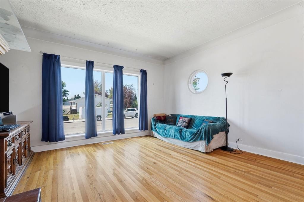 2037 18 Avenue, Didsbury, AB - Indoor