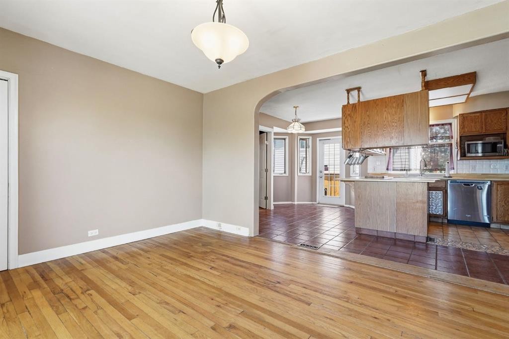 2037 18 Avenue, Didsbury, AB - Indoor Photo Showing Kitchen