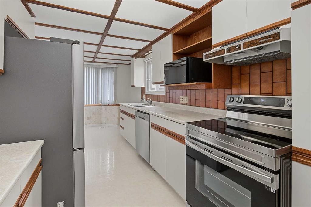 3414 Morley Trail Nw, Calgary, AB - Indoor Photo Showing Kitchen