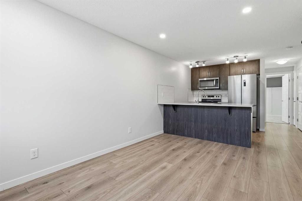 124 Cranbrook Square Se, Calgary, AB - Indoor Photo Showing Kitchen