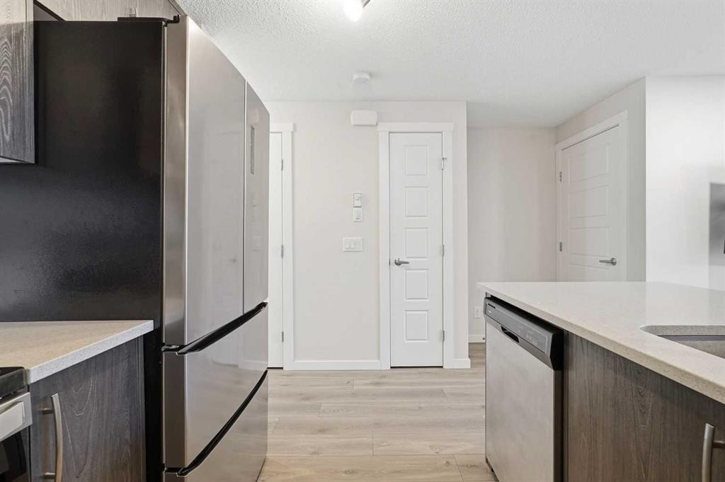 124 Cranbrook Square Se, Calgary, AB - Indoor Photo Showing Kitchen