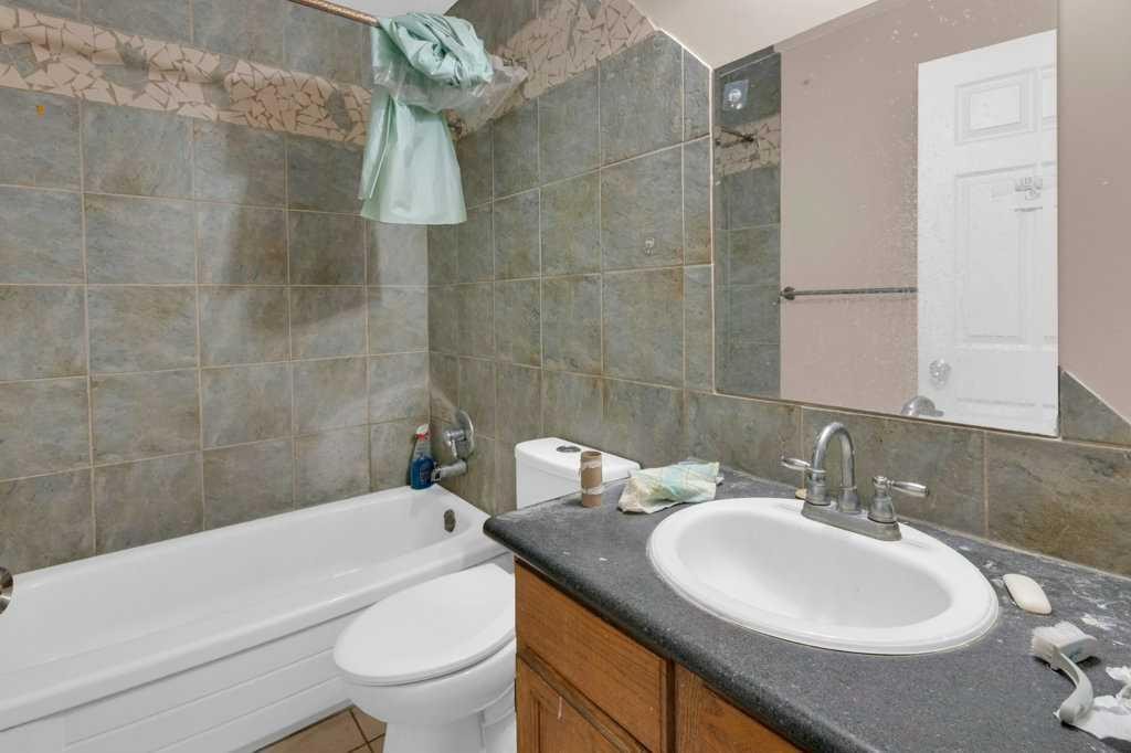 127 Scenic Cove Circle Nw, Calgary, AB - Indoor Photo Showing Bathroom
