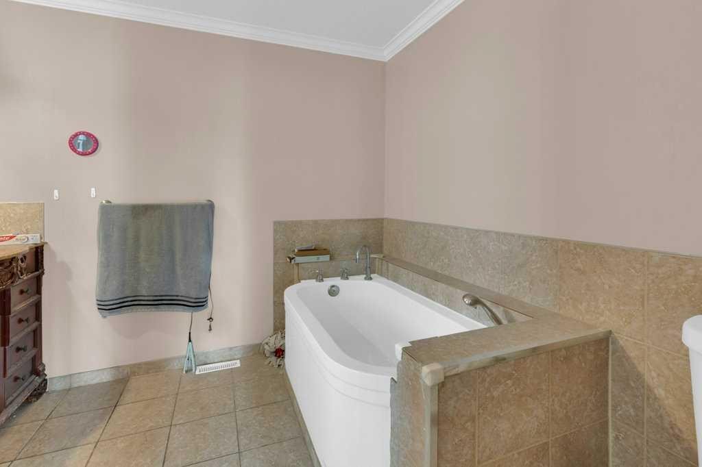 127 Scenic Cove Circle Nw, Calgary, AB - Indoor Photo Showing Bathroom