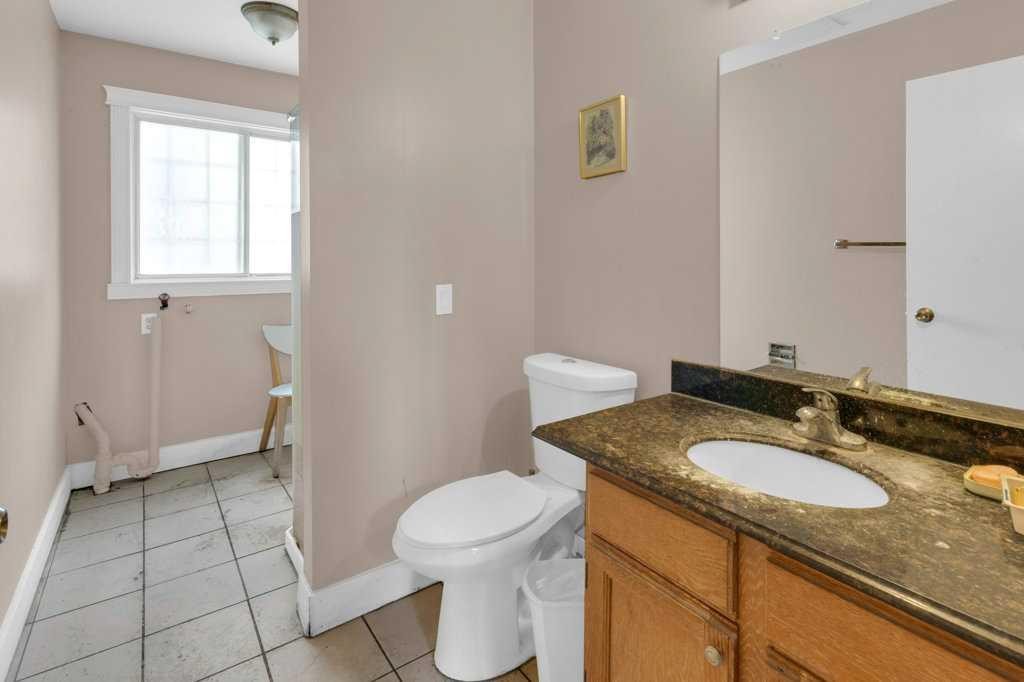 127 Scenic Cove Circle Nw, Calgary, AB - Indoor Photo Showing Bathroom