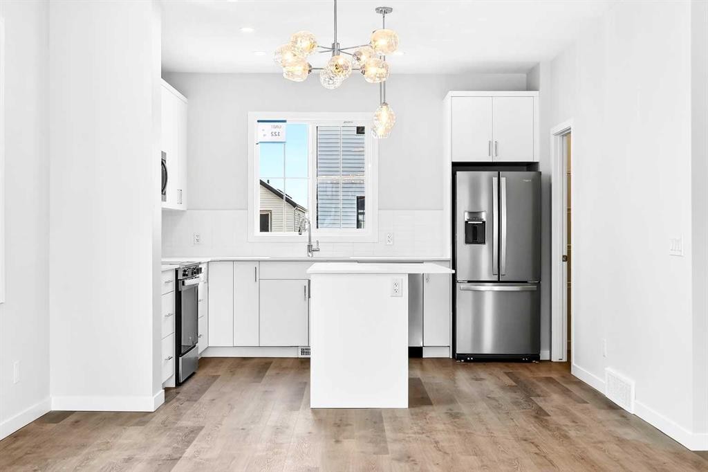 302-40 Creekside Way Sw, Calgary, AB - Indoor Photo Showing Kitchen