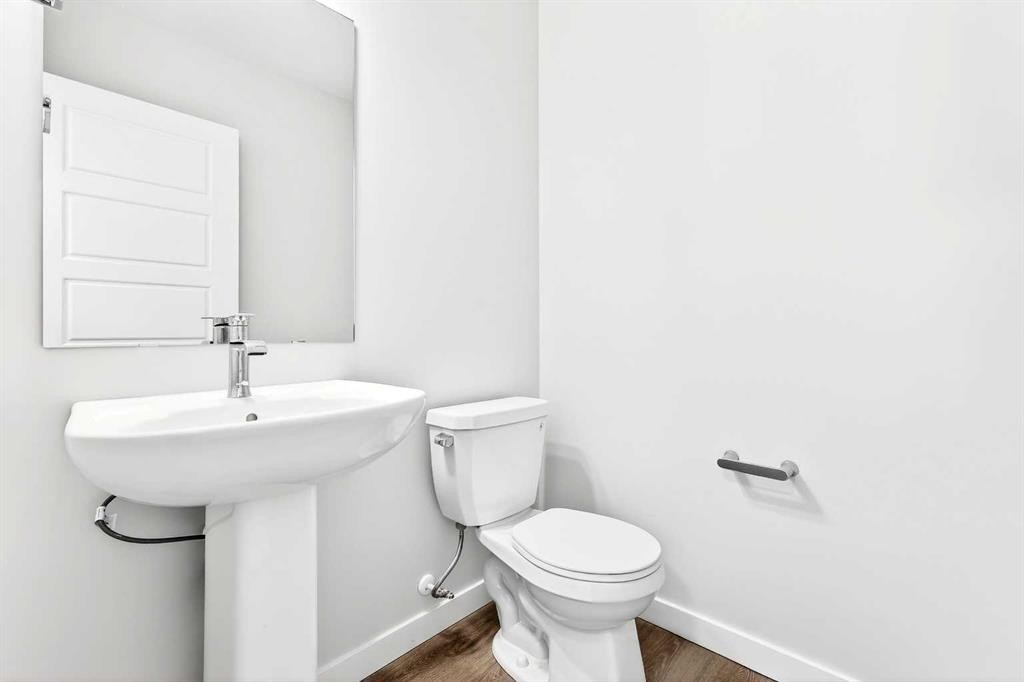 302-40 Creekside Way Sw, Calgary, AB - Indoor Photo Showing Bathroom