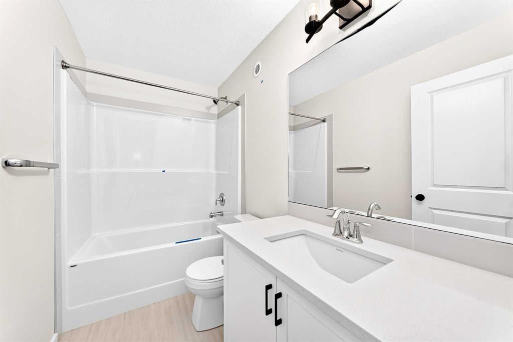 135 Mallard Heath Se, Calgary, AB - Indoor Photo Showing Bathroom