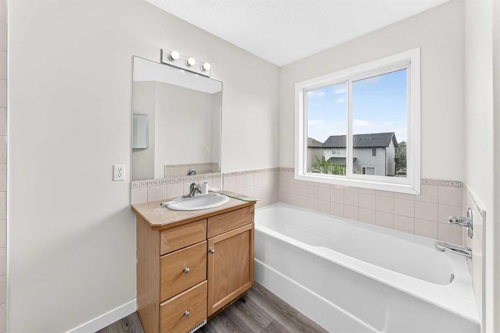 531 Stonegate Road Nw, Airdrie, AB - Indoor Photo Showing Bathroom