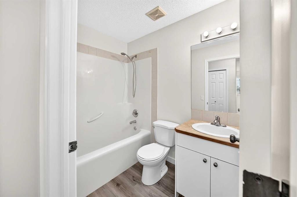 531 Stonegate Road Nw, Airdrie, AB - Indoor Photo Showing Bathroom