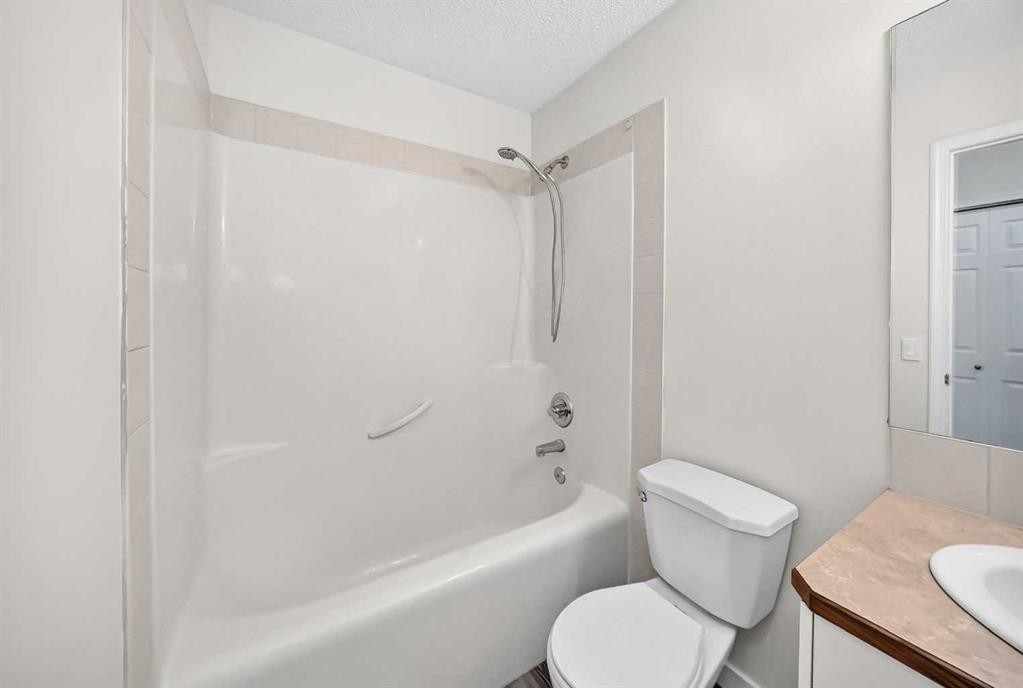 531 Stonegate Road Nw, Airdrie, AB - Indoor Photo Showing Bathroom