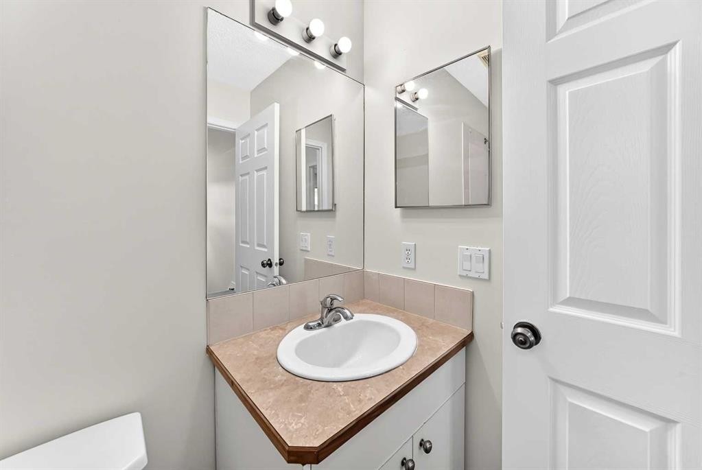 531 Stonegate Road Nw, Airdrie, AB - Indoor Photo Showing Bathroom