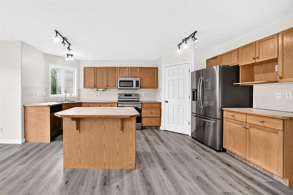 531 Stonegate Road Nw, Airdrie, AB - Indoor Photo Showing Kitchen