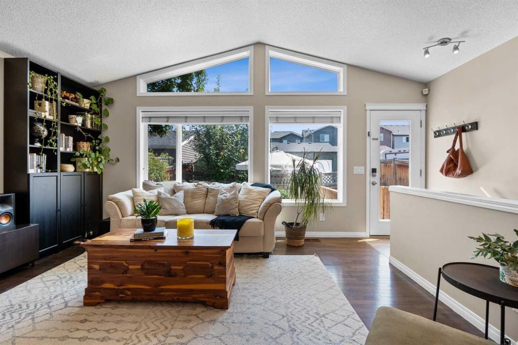 38 Auburn Bay Gardens Se, Calgary, AB - Indoor Photo Showing Living Room