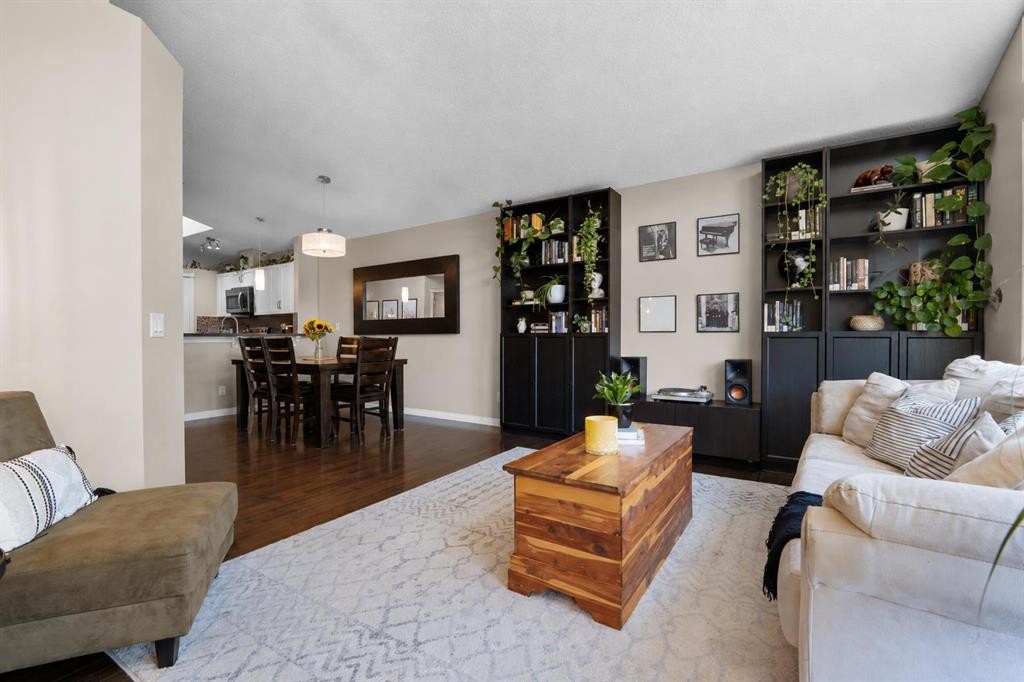 38 Auburn Bay Gardens Se, Calgary, AB - Indoor Photo Showing Living Room