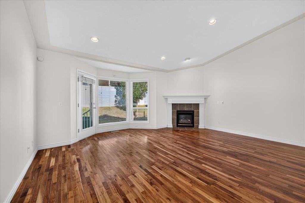 21 Strathearn Gardens Sw, Calgary, AB - Indoor With Fireplace