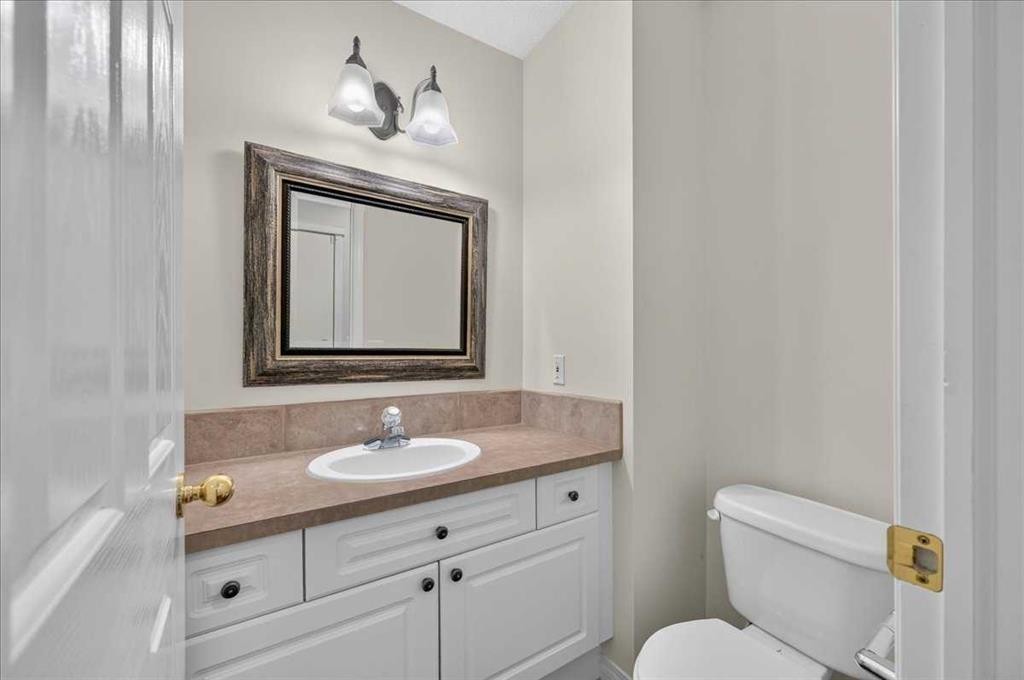 21 Strathearn Gardens Sw, Calgary, AB - Indoor Photo Showing Bathroom