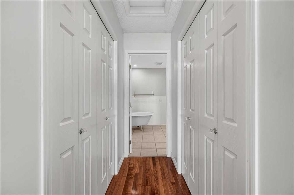 21 Strathearn Gardens Sw, Calgary, AB - Indoor Photo Showing Other Room