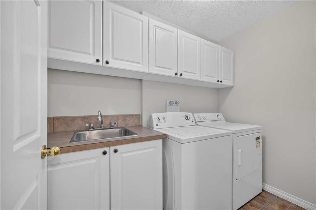 21 Strathearn Gardens Sw, Calgary, AB - Indoor Photo Showing Laundry Room