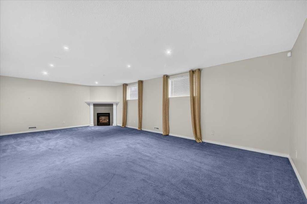 21 Strathearn Gardens Sw, Calgary, AB - Indoor With Fireplace