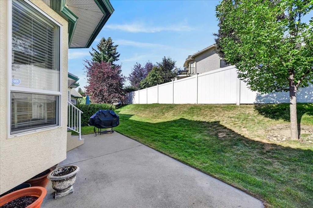 21 Strathearn Gardens Sw, Calgary, AB - Outdoor