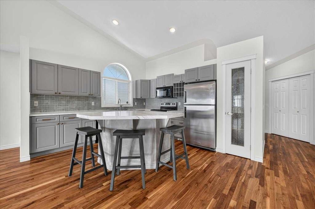 21 Strathearn Gardens Sw, Calgary, AB - Indoor Photo Showing Kitchen With Upgraded Kitchen