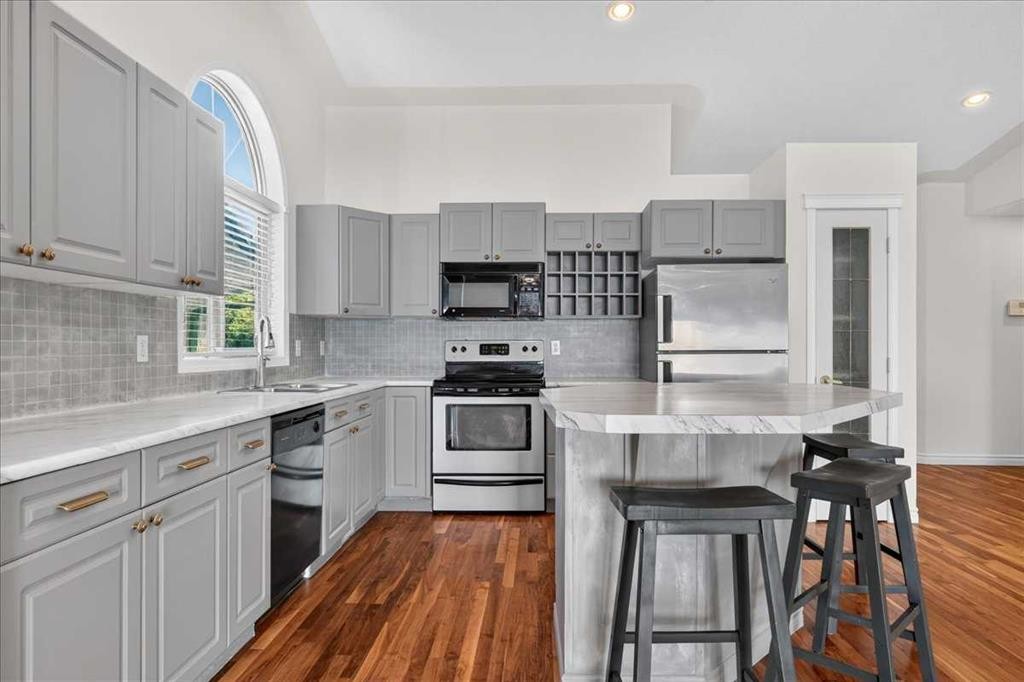 21 Strathearn Gardens Sw, Calgary, AB - Indoor Photo Showing Kitchen With Upgraded Kitchen