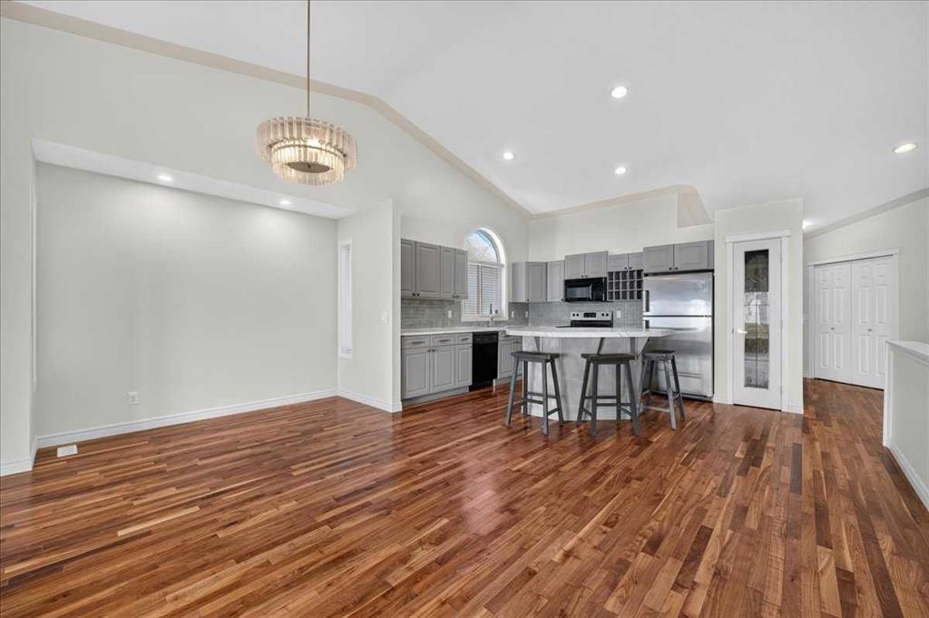 21 Strathearn Gardens Sw, Calgary, AB - Indoor Photo Showing Kitchen