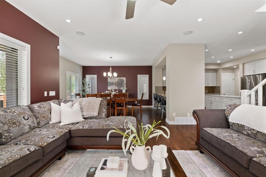 25 Masters Park Se, Calgary, AB - Indoor Photo Showing Living Room